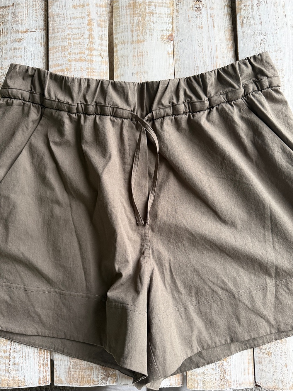 Lululemon Cinchable Waist High-Rise
Woven Short 3.5" Nomad Size M